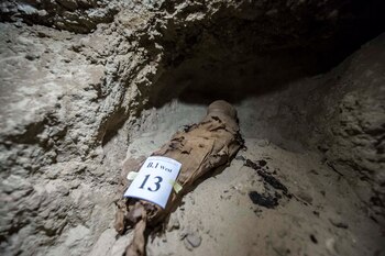 17 momias fueron halladas en la gobernación de Menia, en el sur de El Cairo, el 13 de mayo de 2017 (AFP)
