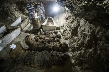 Los arqueólogos encontraron las catacumbas con 17 momias. Junto con ellas, también habían varios sarcófagos de piedra caliza y arcilla (AFP)