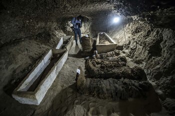 Mohamed Hamza, responsable de las excavaciones, dijo que el hallazgo “es un descubrimiento importante, sin precedentes” (AFP)