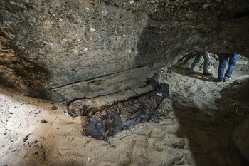Según confirmó Salah Al Juli, responsable del grupo de arqueólogos que dieron con el descubrimiento, había 17 momias dentro de las catacumbas (AFP)