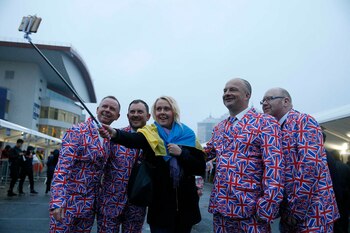 Británicos junto a una ucraniana se fotografían en las afueras del estadio donde se celebrará el Festival de Eurovisión