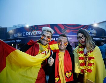 Fanáticos españoles llegan a las afuera del estadio en Kiev, Ucrania
