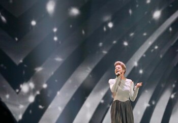 La alemana Levina cantó la canción “Perfect Life”