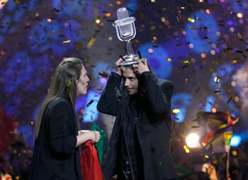 Salvador Sobral recibiendo el premio