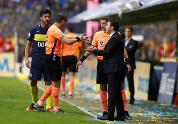 Gallardo discute con el árbitro