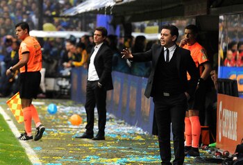 Gallardo da órdenes. Detrás, Barros