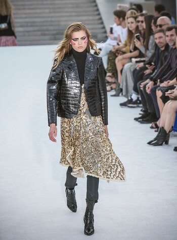 Con referencias niponas, Vuitton, desplegó