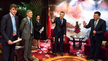 Mauricio Macri, acompañado por funcionarios