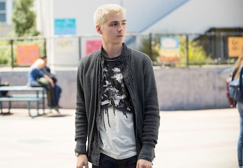 Miles Heizer en una escena