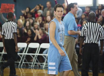 Brandon Flynn como “Justin”, un