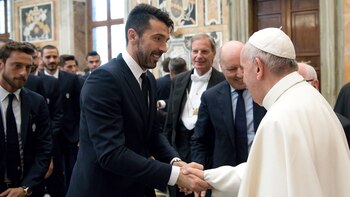 Buffon, uno de los que se acercaron a saludar al Papa (AP)