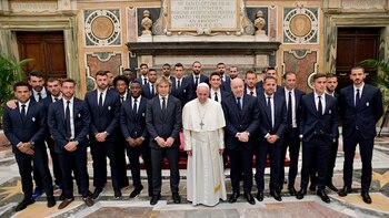 Dybala e Higuaín entre los jugadores de la Juventus (AP)