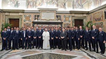 Las delegaciones de ambos equipos se sacaron fotos con Francisco (AP)