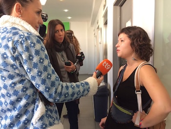 Lucía Cabrera hablando con la