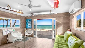 Posee salida exclusiva a la