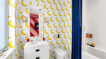 Uno de los doce baños