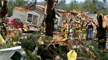 Bomberos trabajan en la escena