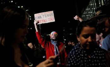 La frase “Fuera Temer” en los cárteles de la marcha en San Pablo (REUTERS)