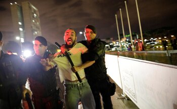 Manifestante detenido en Brasilia (REUTERS)
