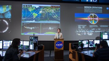 Ellen Ochoa en el centro