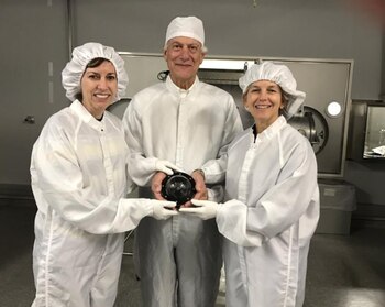 Un grupo de investigadores examinan