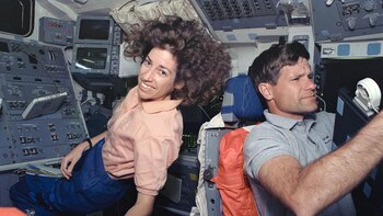 Ochoa junto al astronauta Donald