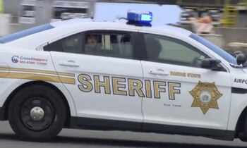 El hombre es llevado por