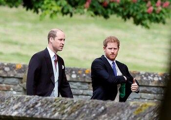 El príncipe Harry (derecha) y