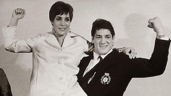 El boxeador junto a Dora,