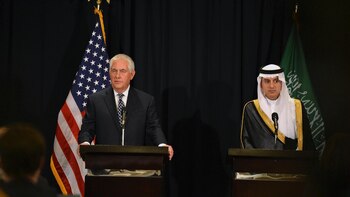Rex Tillerson junto al ministro de Exteriores del reino saudita, Adel al Yubeir (EFE)