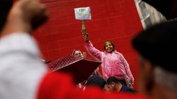 Una niña sostiene un cartel