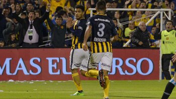 Teófilo Gutiérrez festeja su gol, el primero para Central, que superó a Racing por 3 a 1 en un partido válido por la 25ta fecha del torneo de Primera División (Télam)