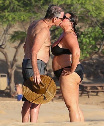 Pierce Brosnan y su esposa