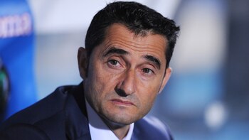 Ernesto Valverde camina por la
