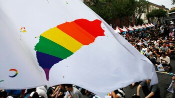 Activistas exponen la bandera simbólica