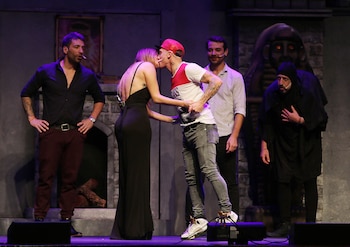 El beso de Silvina Luna y El Polaco en la obra “Abracadabra” (Verónica Guerman / Teleshow)