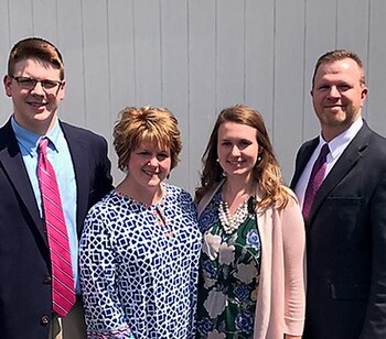 Maddi Runkles con su hermano