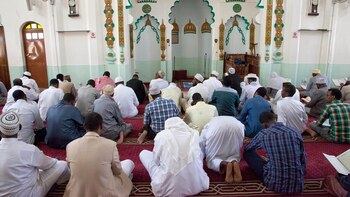Musulmanes rezan en Masjid Noor, una