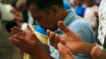 Musulmanes filipinos rezan al amanecer