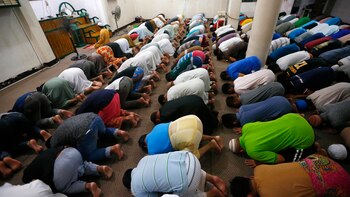 Musulmanes filipinos rezan al amanecer del