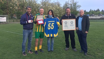 El uruguayo Robert Carmona posa con sus premios Guinness y con su camiseta, que lleva el 55 por su edad