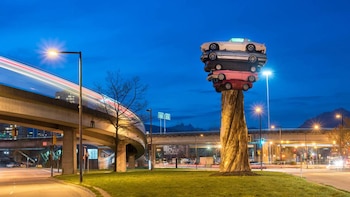 Por las noches, baterías solares