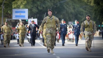 Militares desfilan en homenaje a