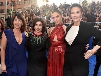 Patty Jenkins, Sue Kroll, Gal Gadot y Lynda Carter en la premiere de ‘Wonder Woman’ en Hollywood, California