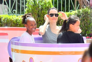 Angelina Jolie con su hija Zahara de 12 años