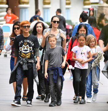 Angelina Jolie fue retratada muy feliz durante una salida familiar.