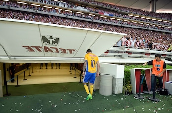 Pierre Gignac abandona el campo y se niega a recibir el trofeo subcampeón después de perder ante Guadalajara durante el partido final