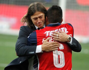 El entrenador Matias Almeyda abraza a Edwin Hernández mientras celebran su victoria sobre los Tigres por el campeonato mexicano de liga de fútbol en Guadalajara