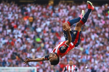 José Vázquez, de Chivas, celebra después de marcar el segundo gol de su equipo