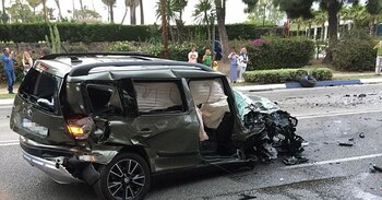Uno de los vehículos golpeados por el conductor ebrio (Daily Mail)